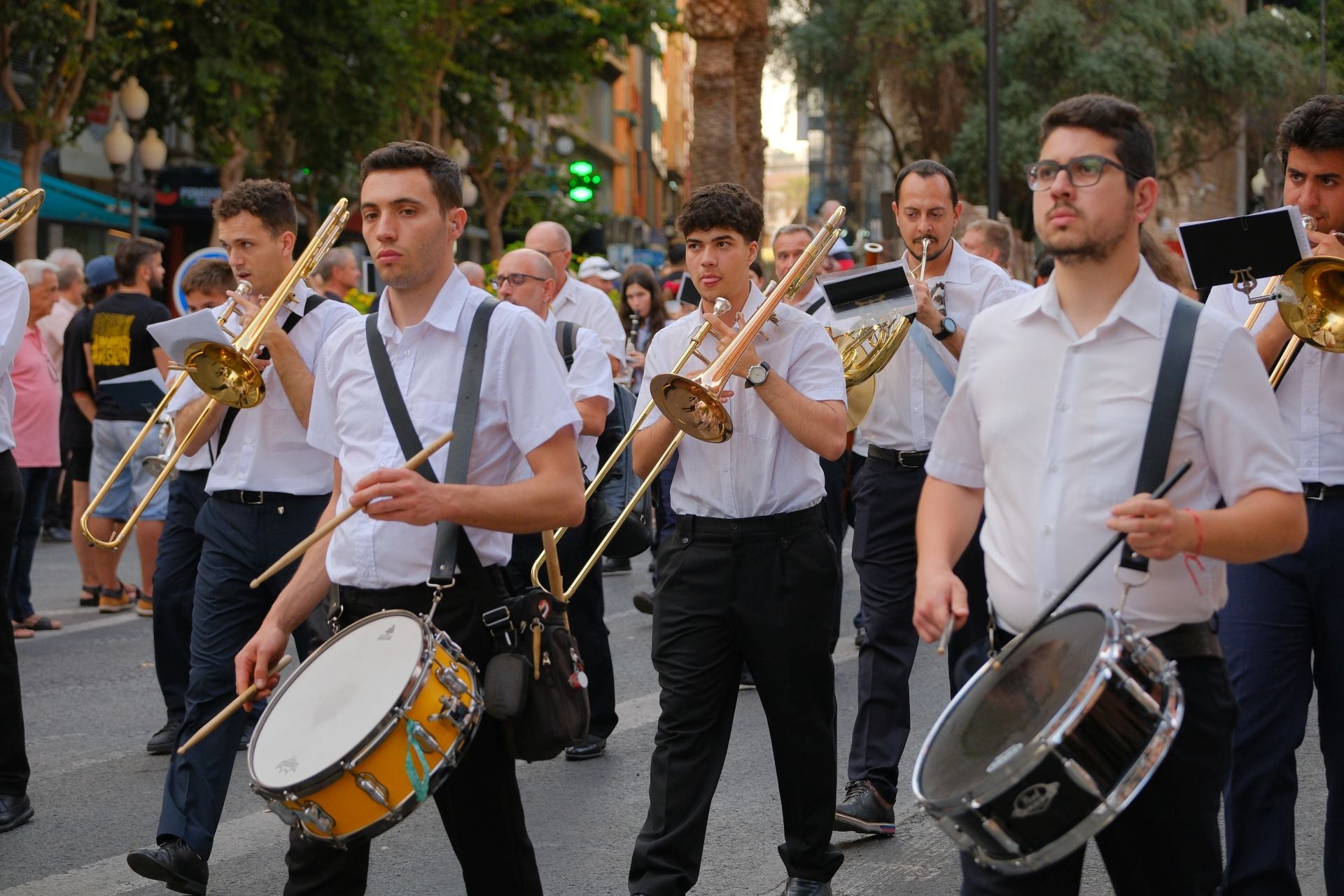 Así ha sido el Desfile del Pregón de las Hogueras de Alicante 2025
