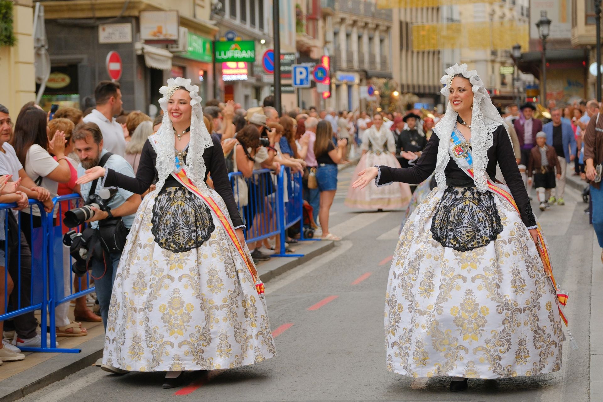 Así ha sido el Desfile del Pregón de las Hogueras de Alicante 2025