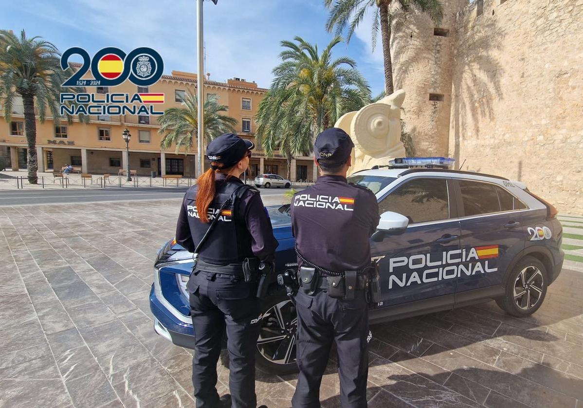 Dos agentes de la Policía Nacional, de servicio en Elche.