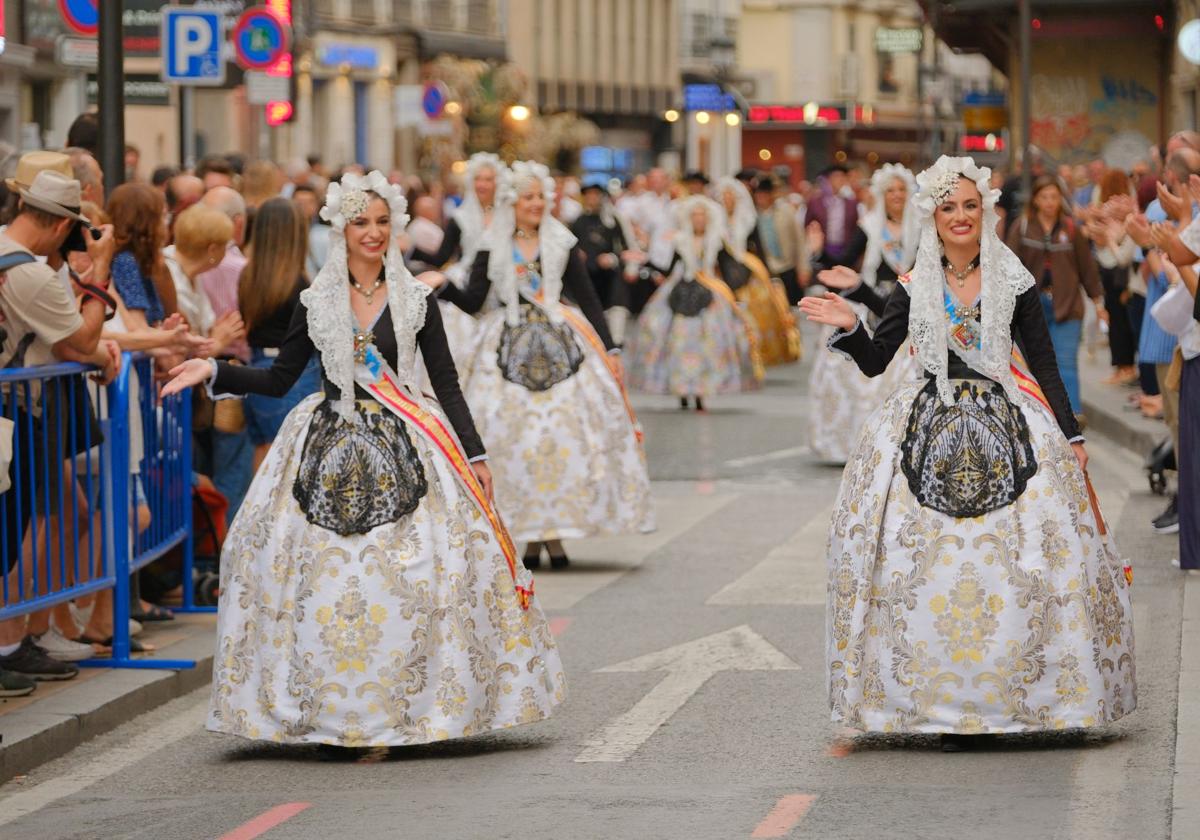 Así ha sido el Desfile del Pregón de las Hogueras de Alicante 2025