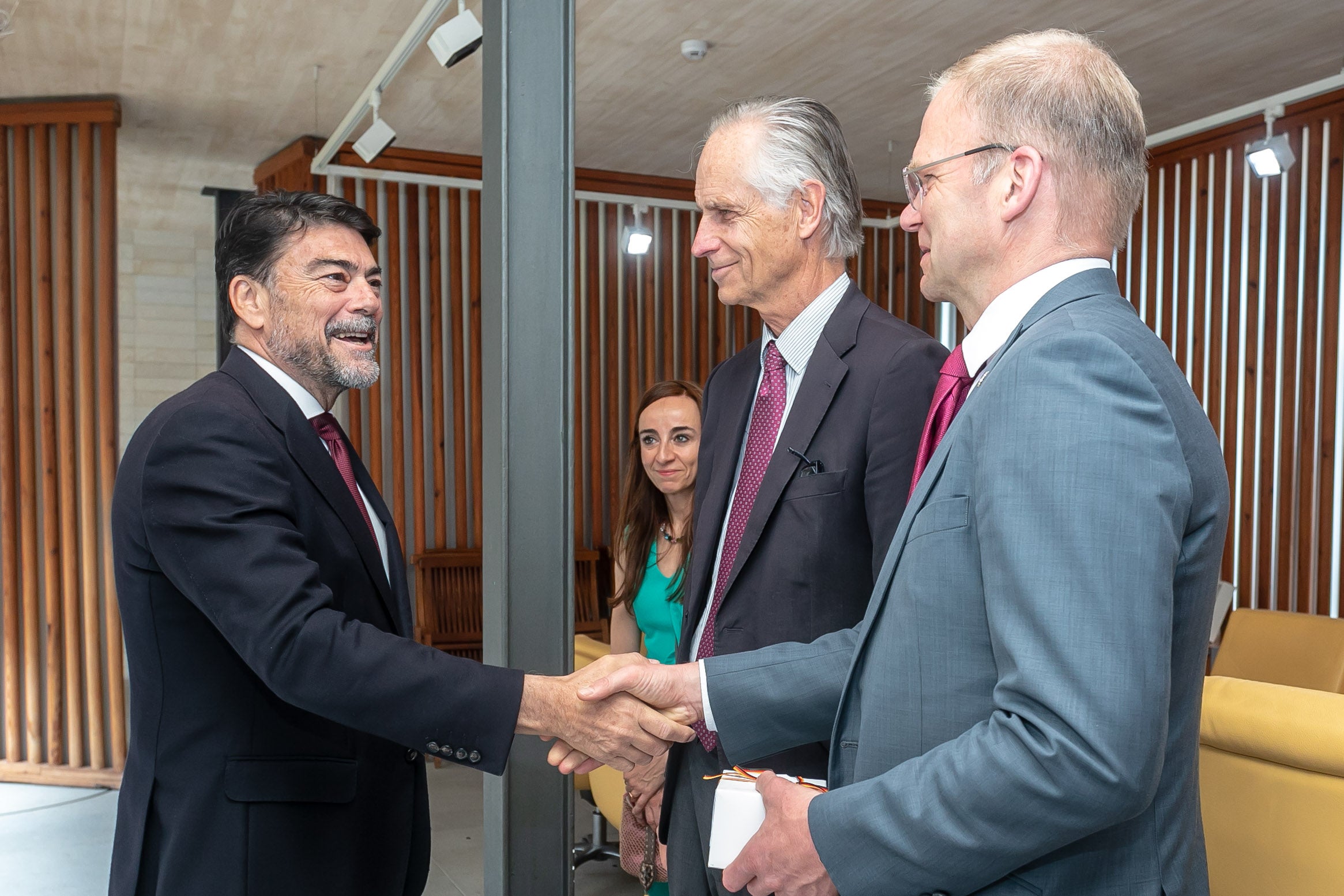 Imagen secundaria 1 - Varios momentos de la recepción en el Ayuntamiento. 