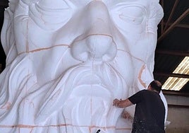 Fran Santonja trabaja en su taller.