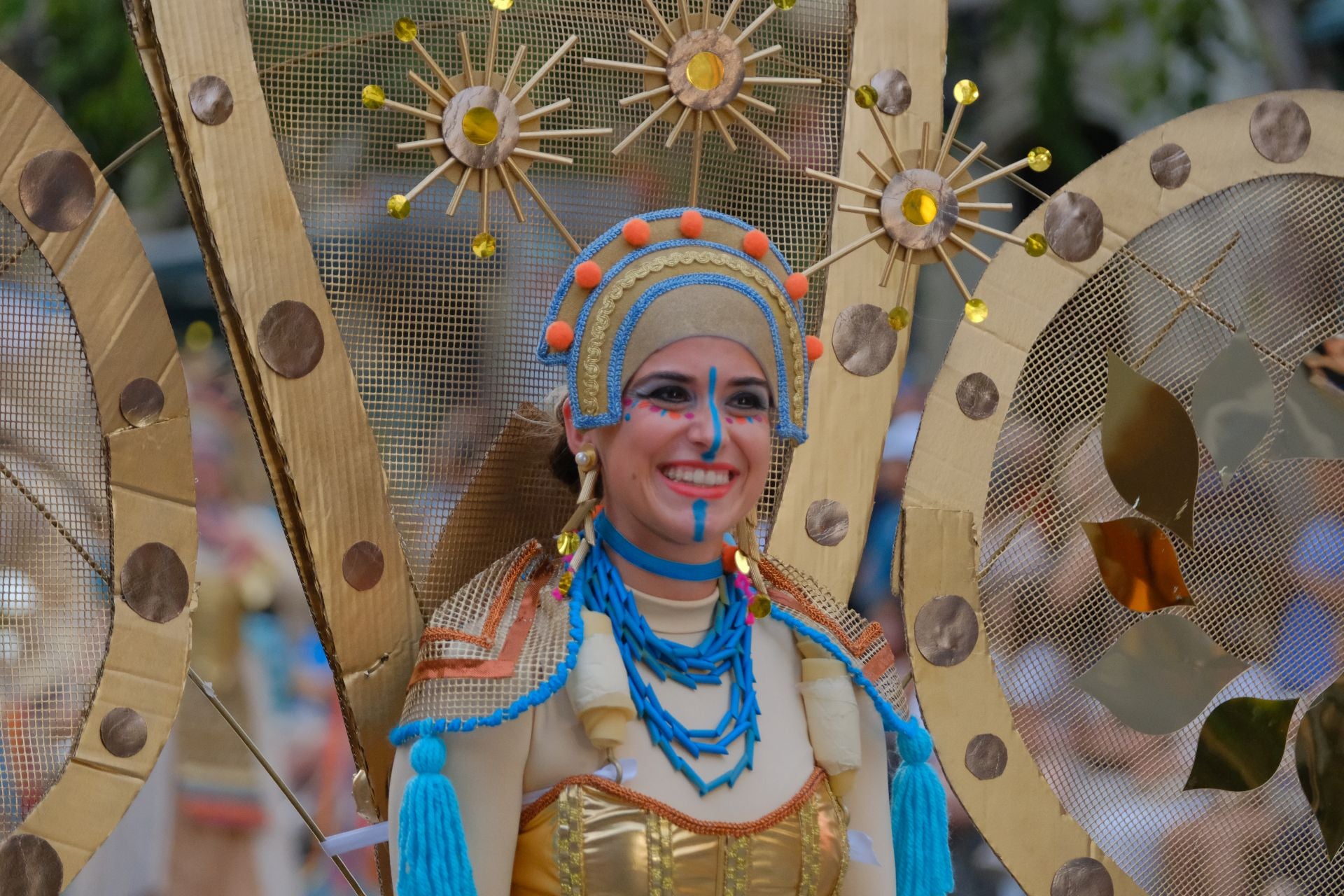 Color, imaginación y humor se dan cita en el desfile del Ninot