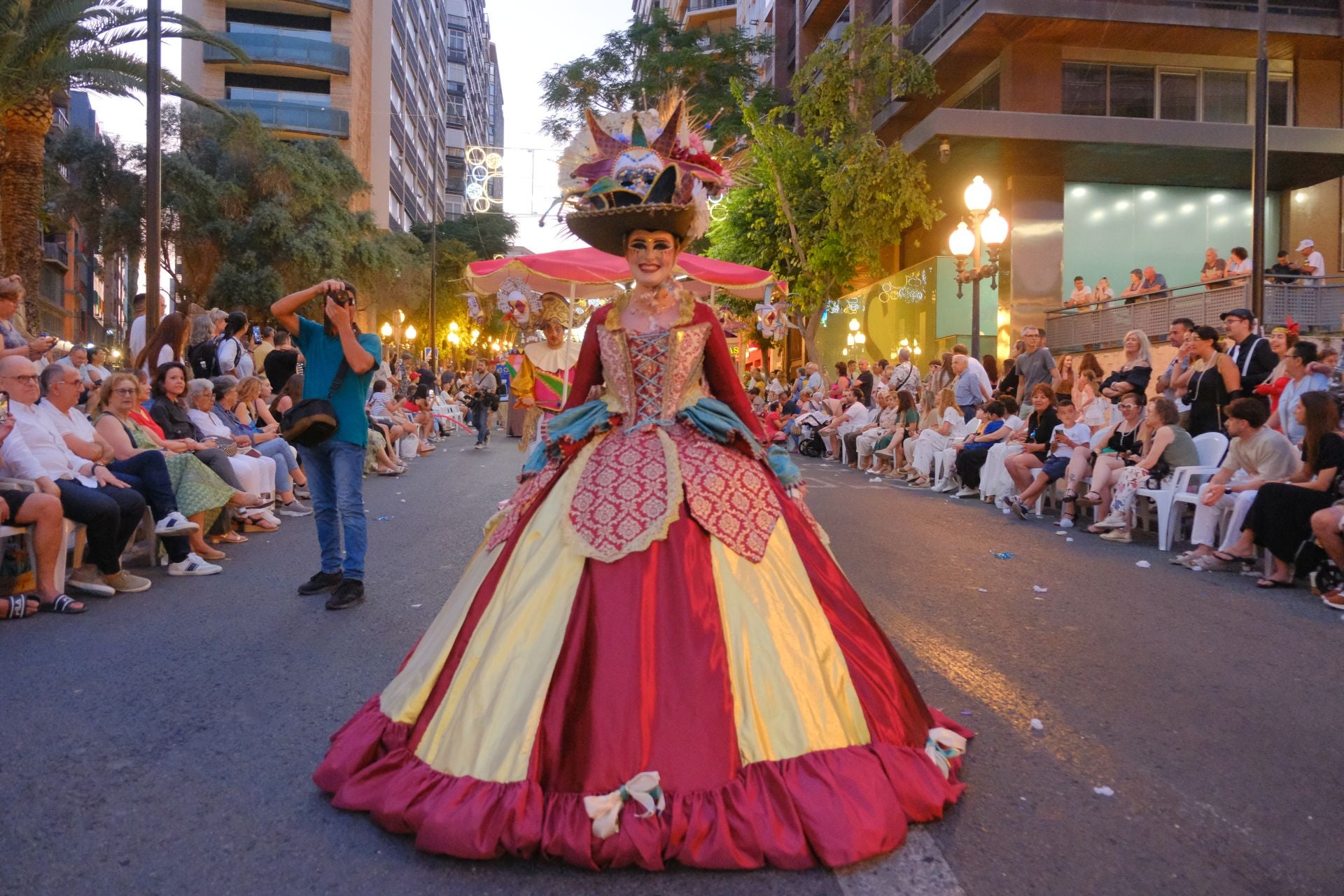 Color, imaginación y humor se dan cita en el desfile del Ninot