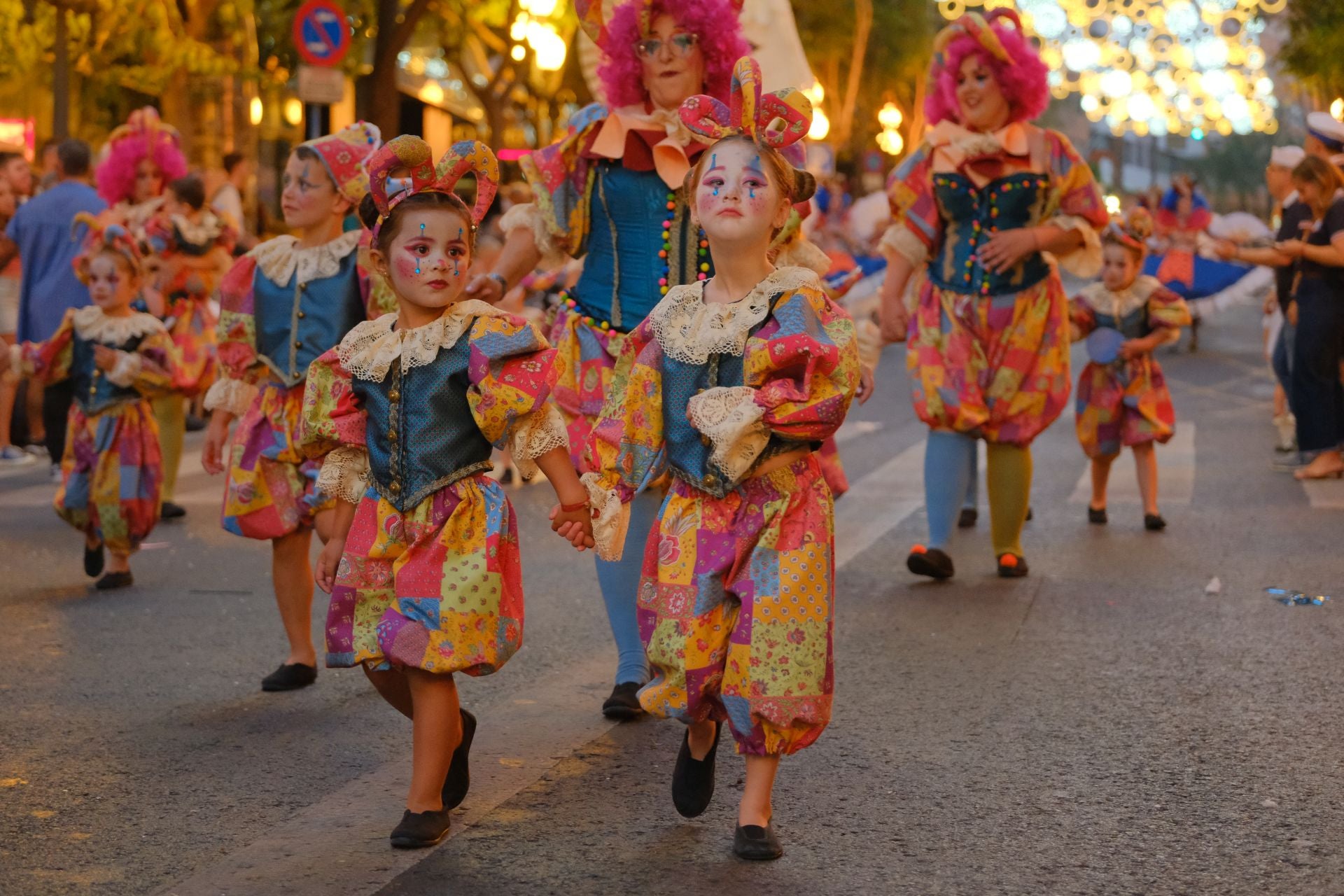 Color, imaginación y humor se dan cita en el desfile del Ninot