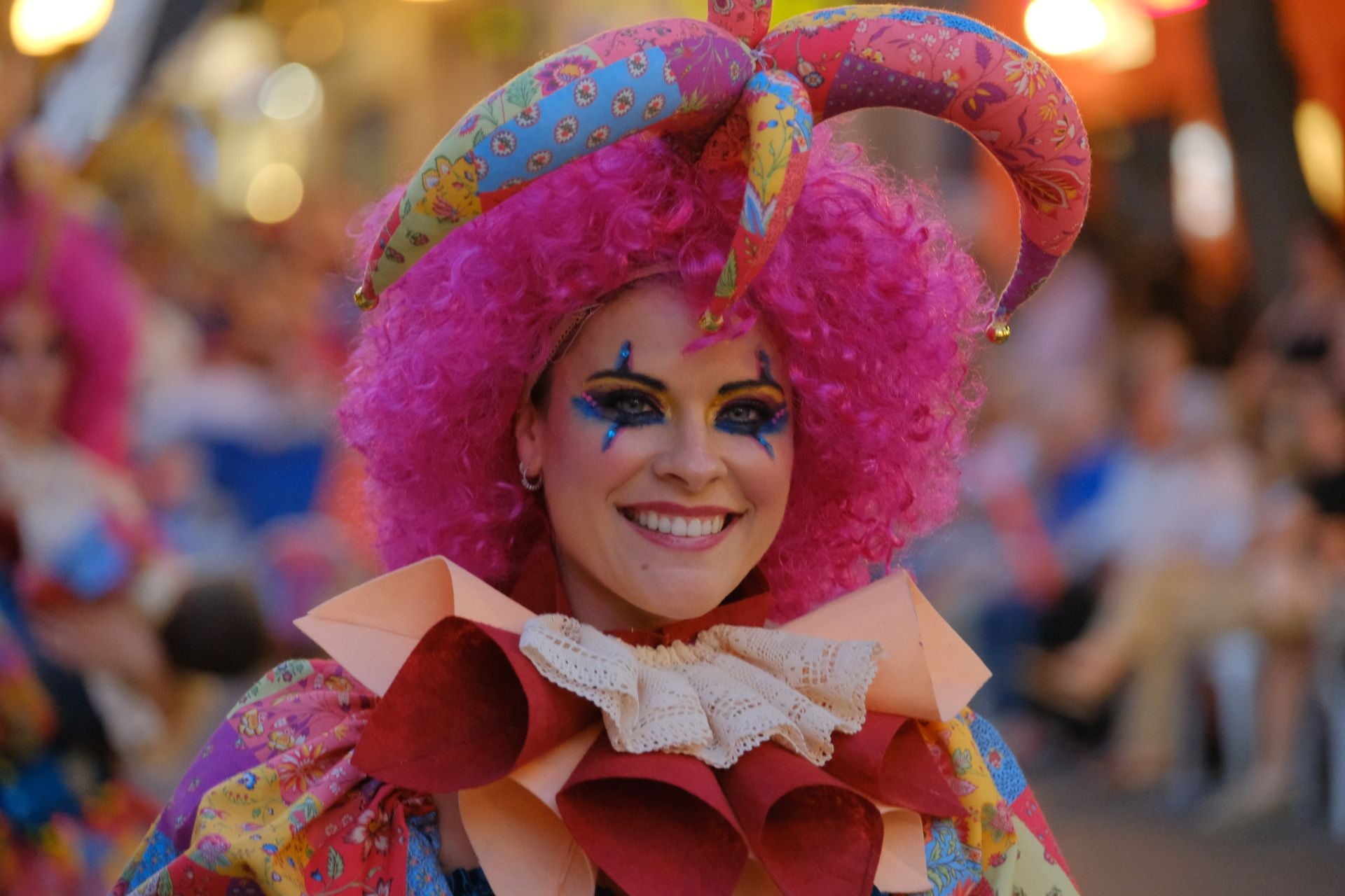 Color, imaginación y humor se dan cita en el desfile del Ninot