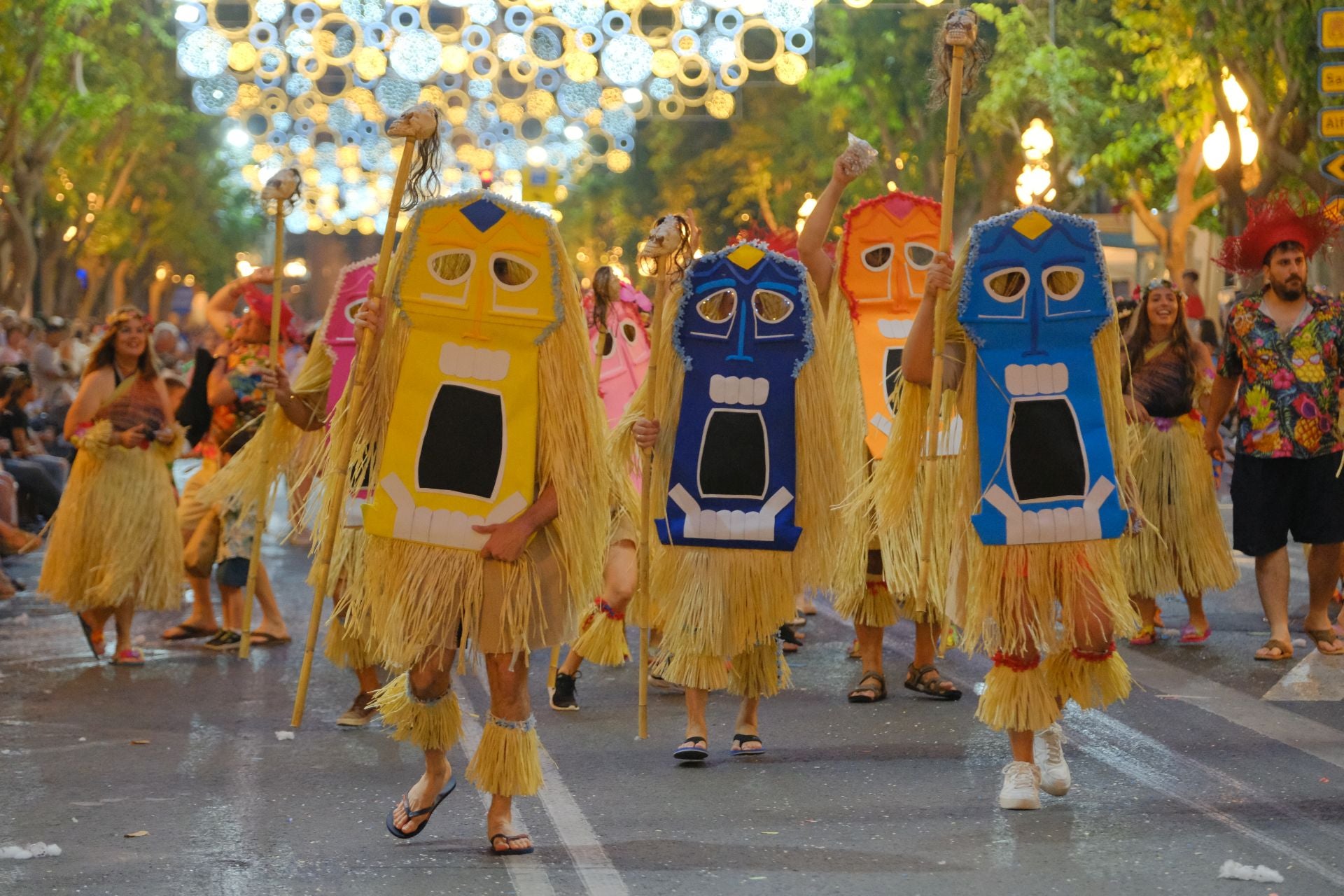 Color, imaginación y humor se dan cita en el desfile del Ninot