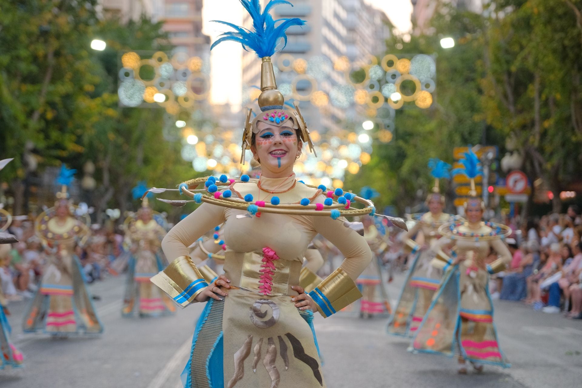 Color, imaginación y humor se dan cita en el desfile del Ninot