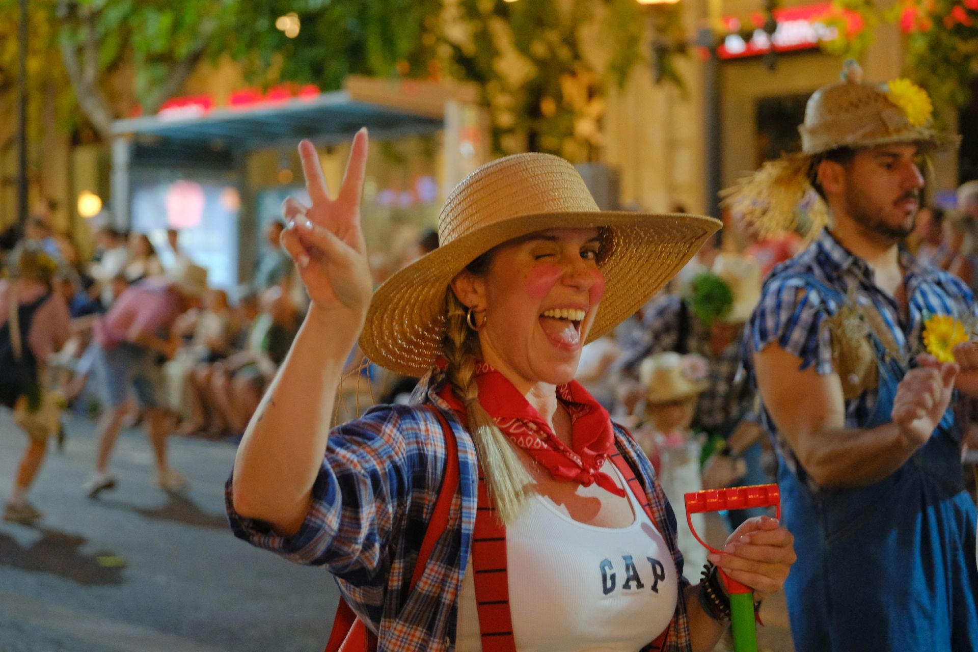 Color, imaginación y humor se dan cita en el desfile del Ninot