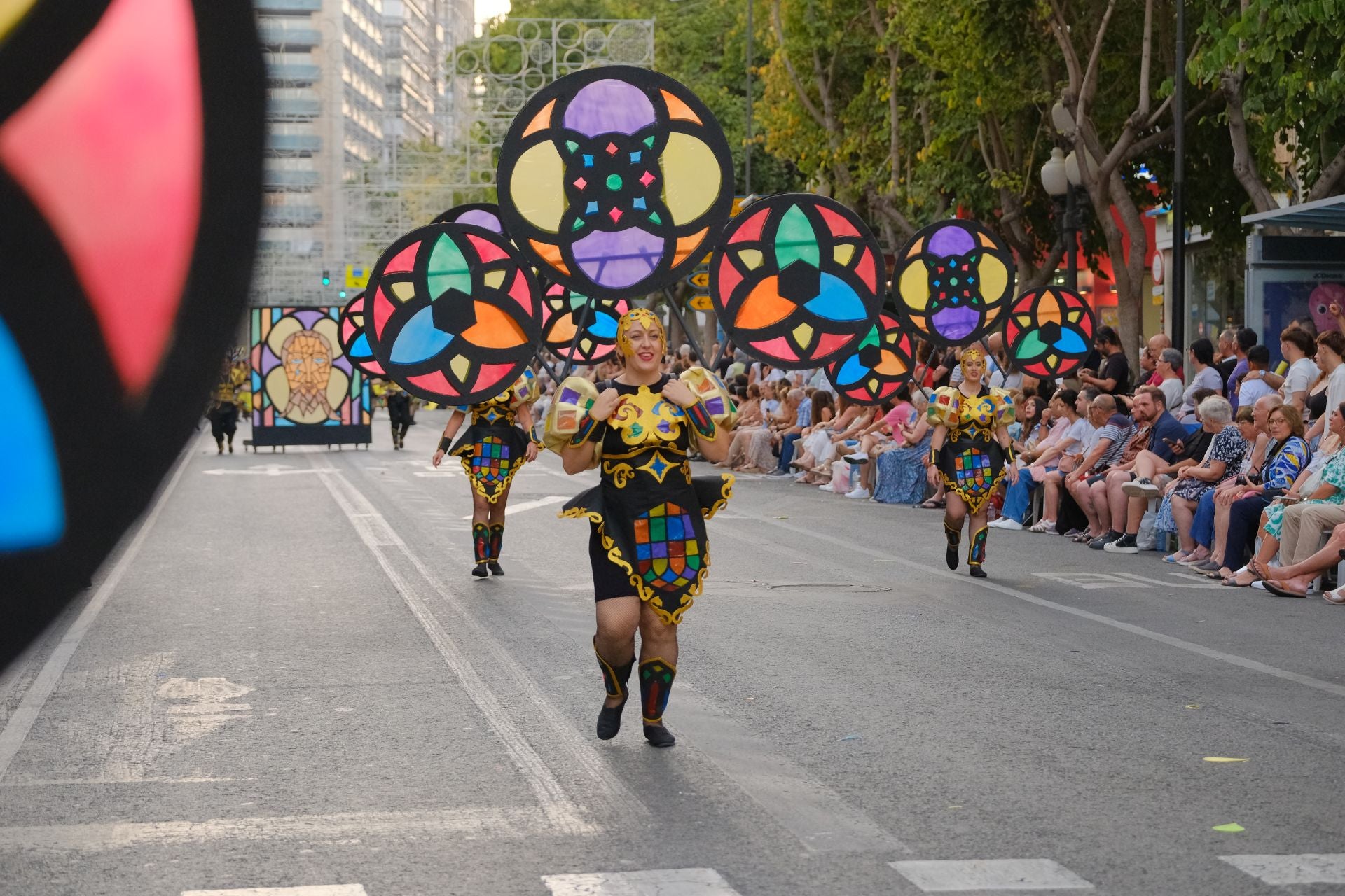 Color, imaginación y humor se dan cita en el desfile del Ninot