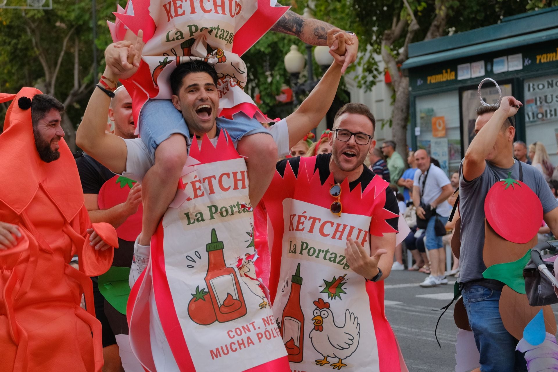 Color, imaginación y humor se dan cita en el desfile del Ninot