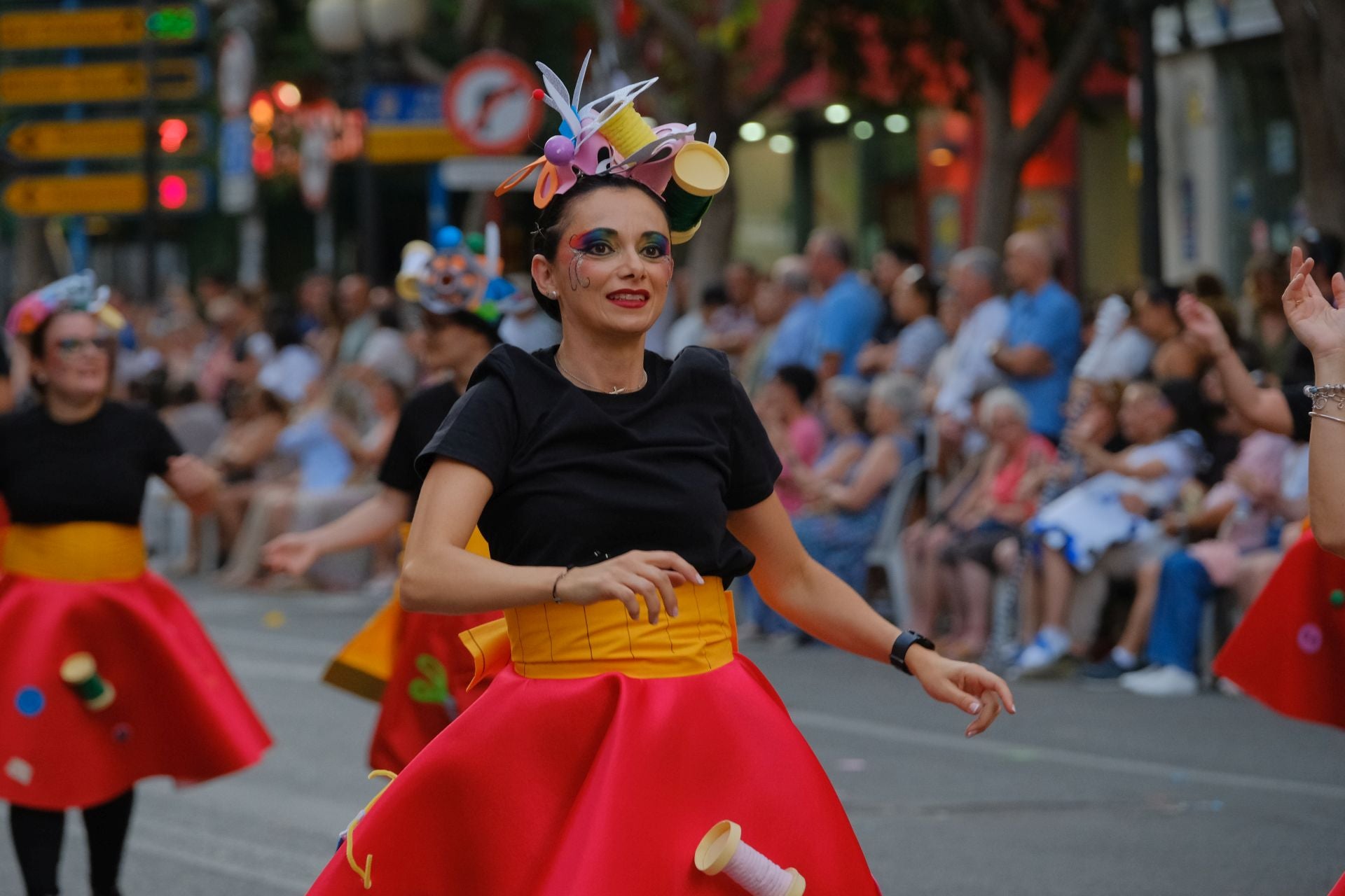 Color, imaginación y humor se dan cita en el desfile del Ninot