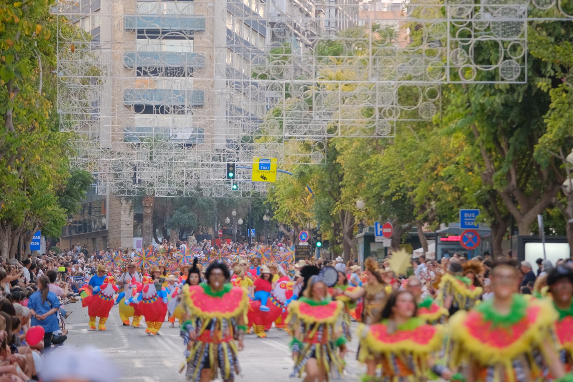 Color, imaginación y humor se dan cita en el desfile del Ninot