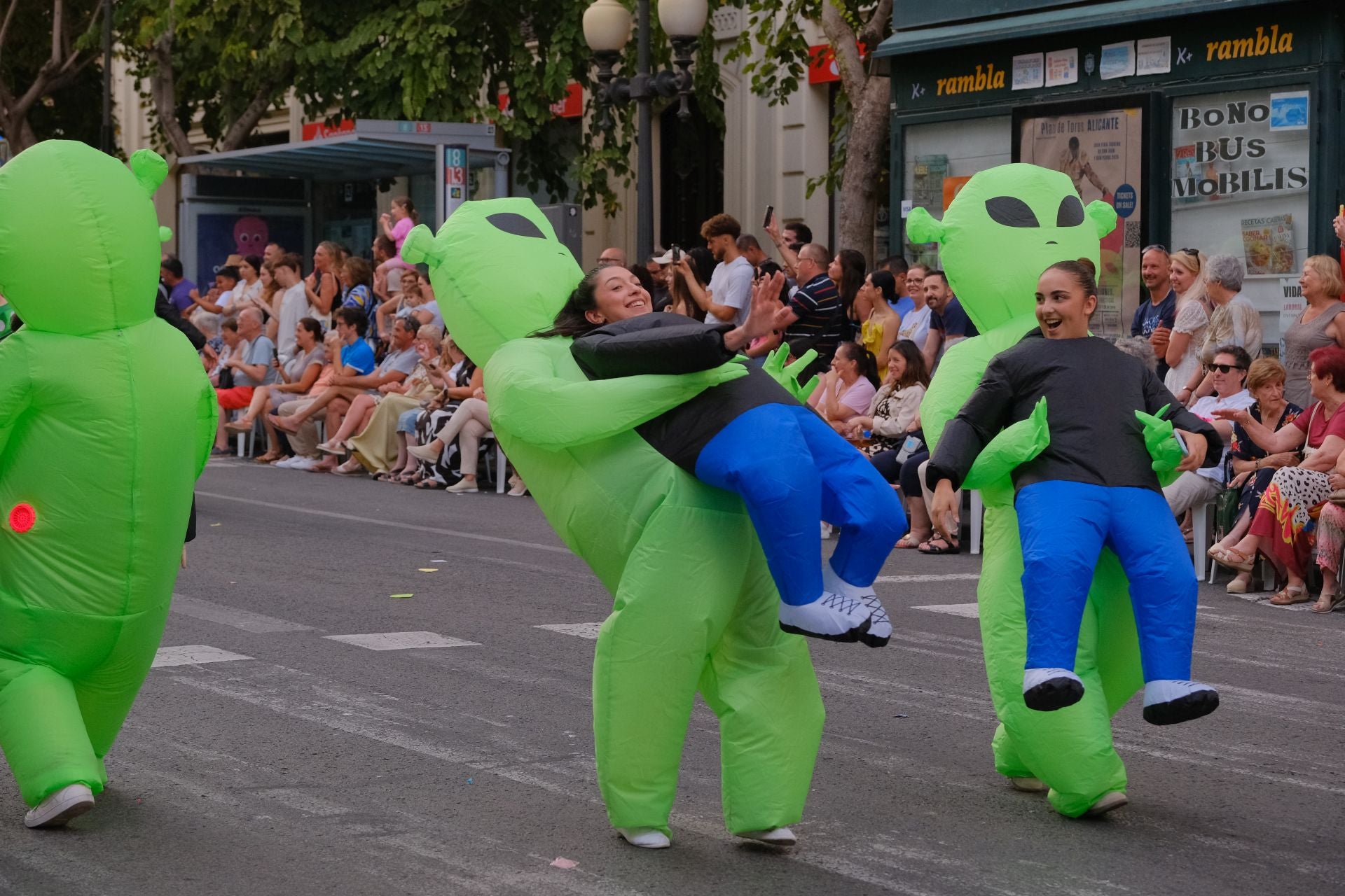 Color, imaginación y humor se dan cita en el desfile del Ninot