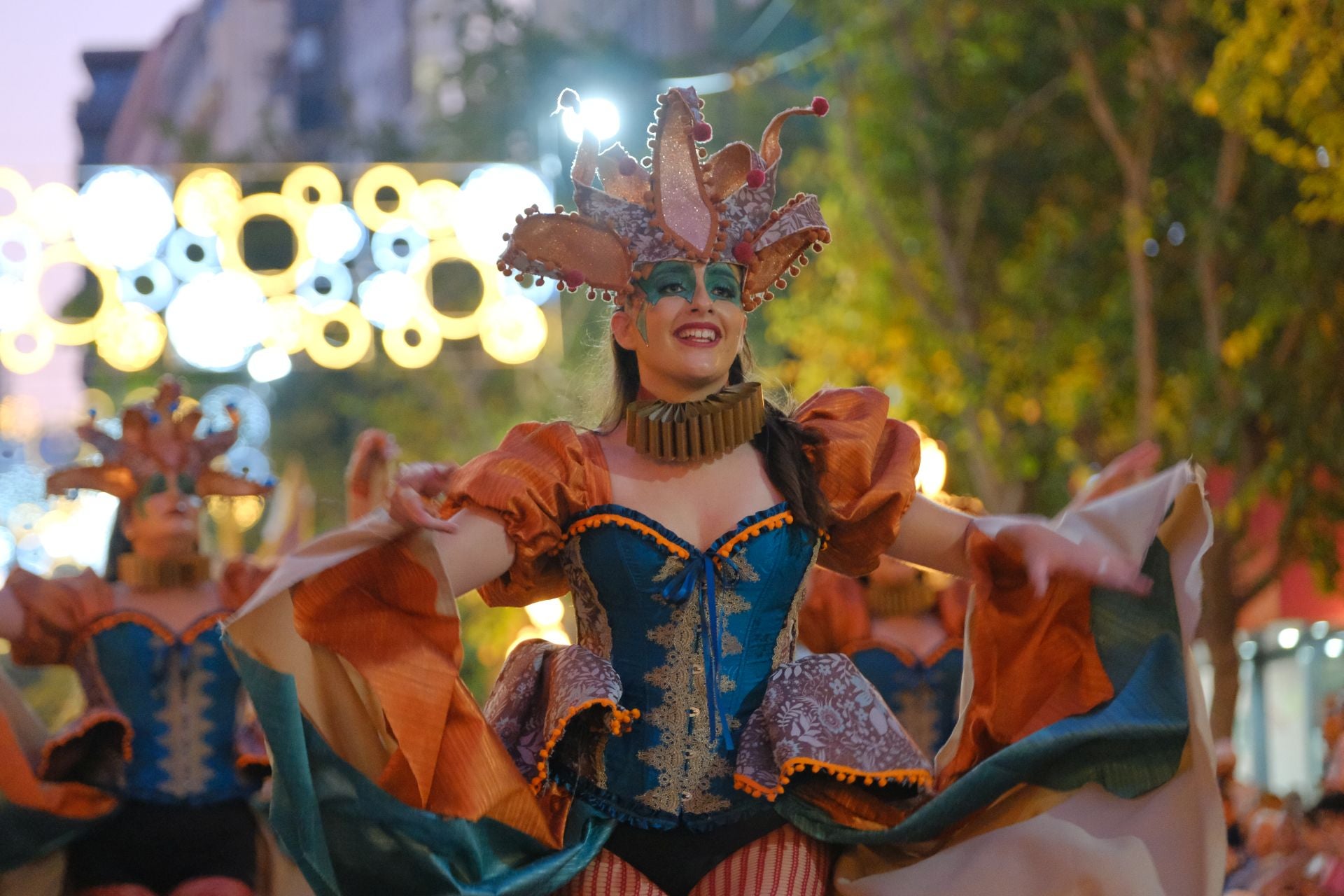 Color, imaginación y humor se dan cita en el desfile del Ninot