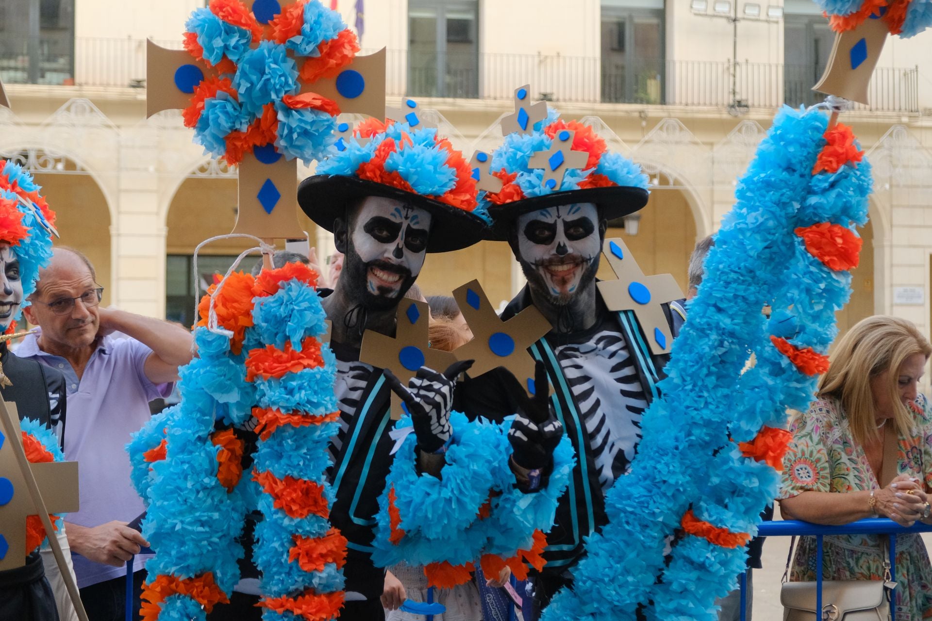 Color, imaginación y humor se dan cita en el desfile del Ninot