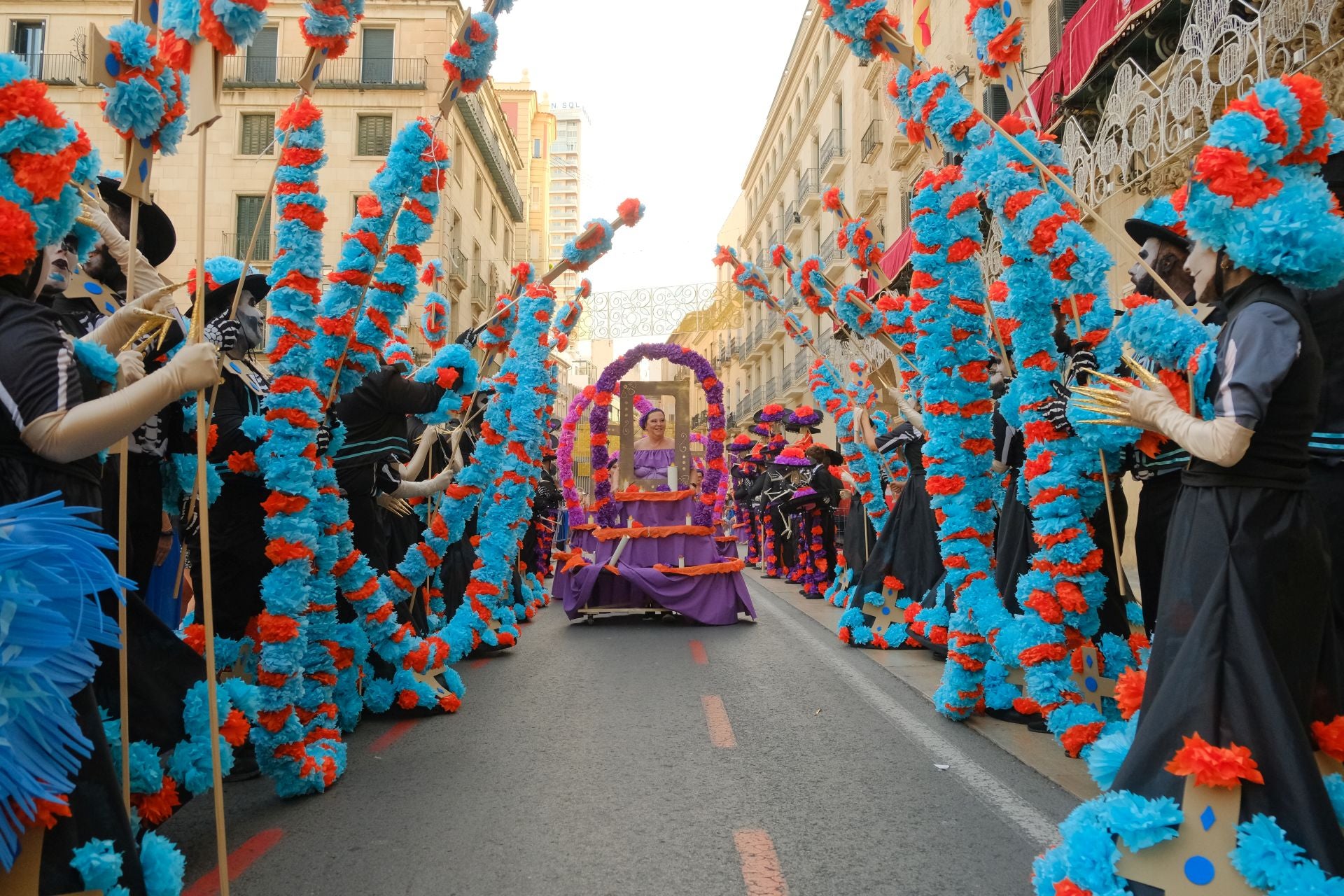 Color, imaginación y humor se dan cita en el desfile del Ninot