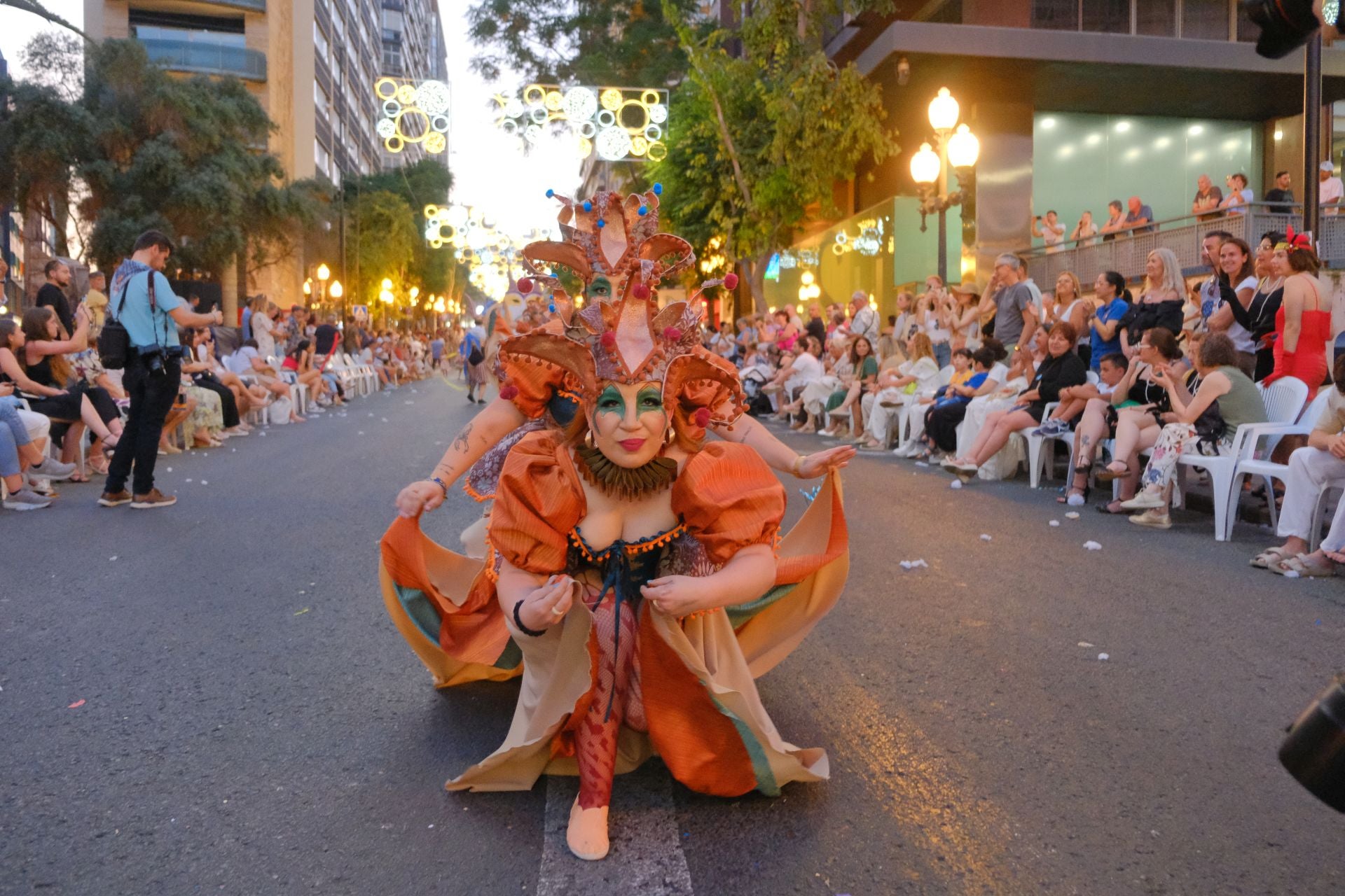 Color, imaginación y humor se dan cita en el desfile del Ninot