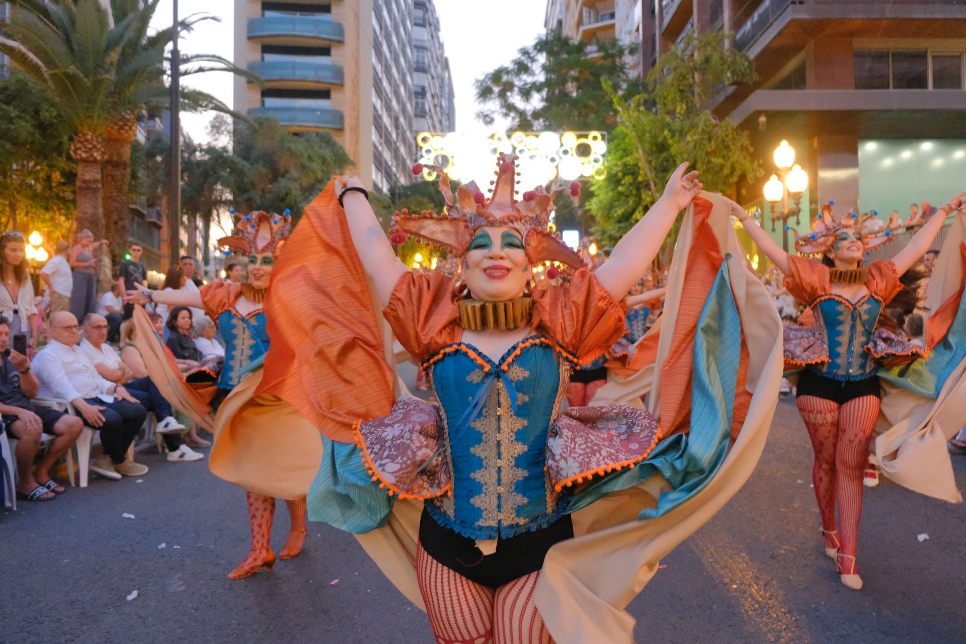 Color, imaginación y humor se dan cita en el desfile del Ninot