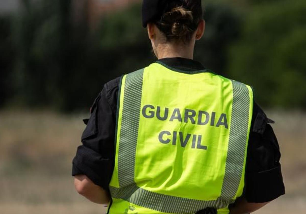 Imagen principal - La Guardia Civil detiene a cuatro repartidores que se quedaban paquetes para venderlos por internet