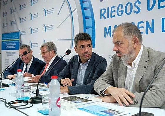 Carlos Mazón y Lucas Jiménez, el pasado 5 de abril en Rojales. A la izquierda, José A. Andújar y Toni Pérez.