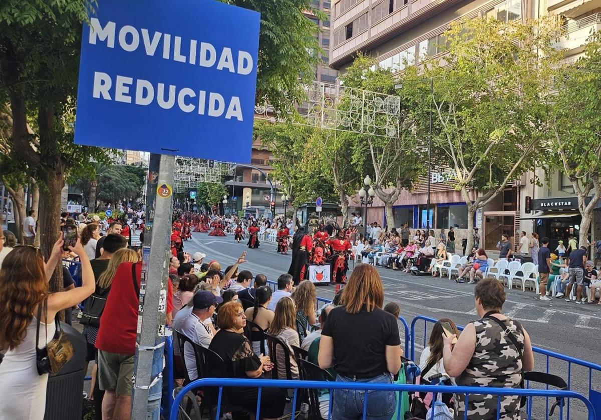 Reserved space for reduced mobility at the Ninot Parade, accessible only by stepping down and without reserved seating for wheelchairs.