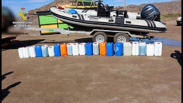 Embarcación y garrafas con gasolina intervenidas en la operación.