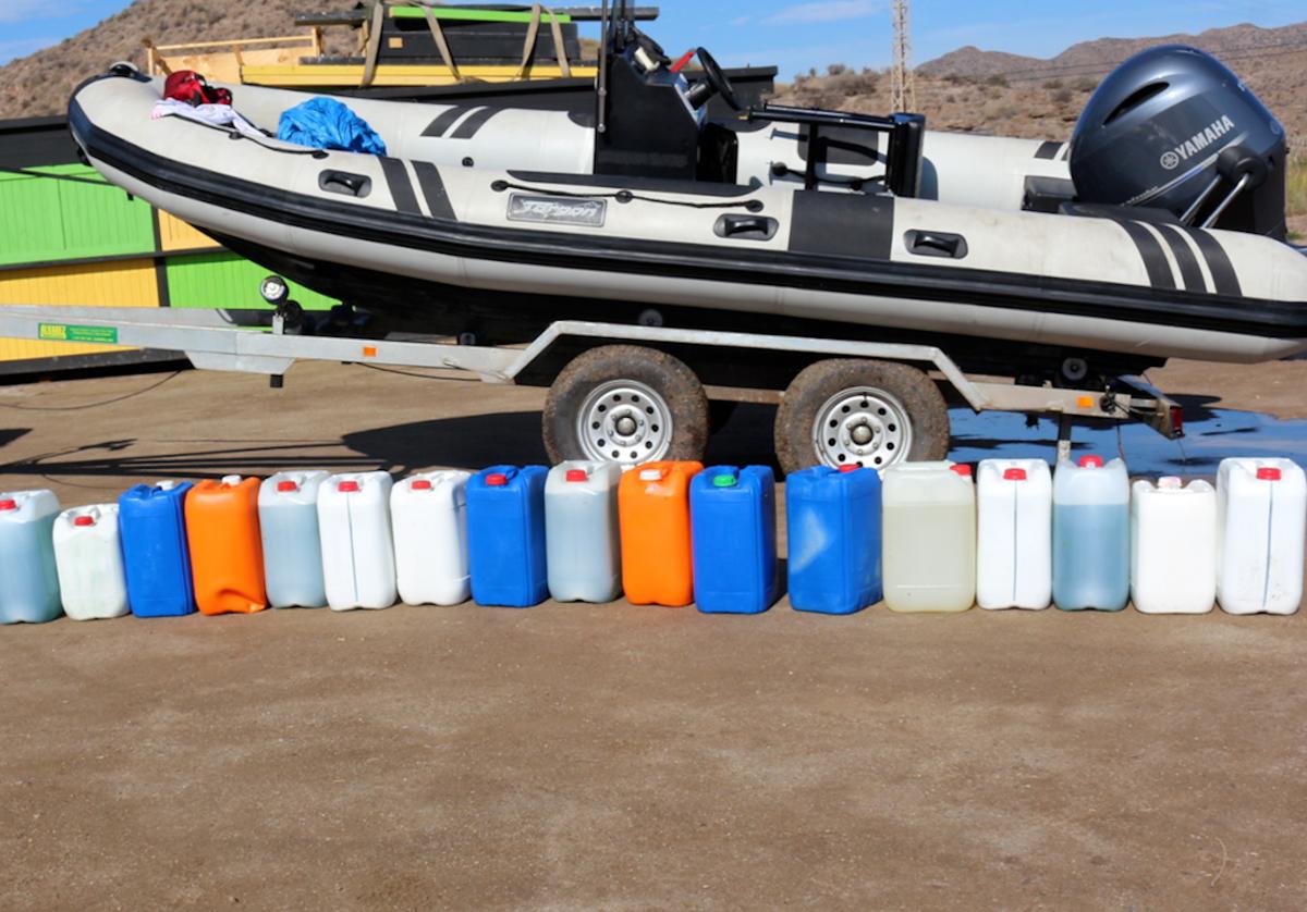 Imagen principal - La Guardia Civil desmantela una red que actuaba como gasolinera de 'pateras taxi' de Alicante