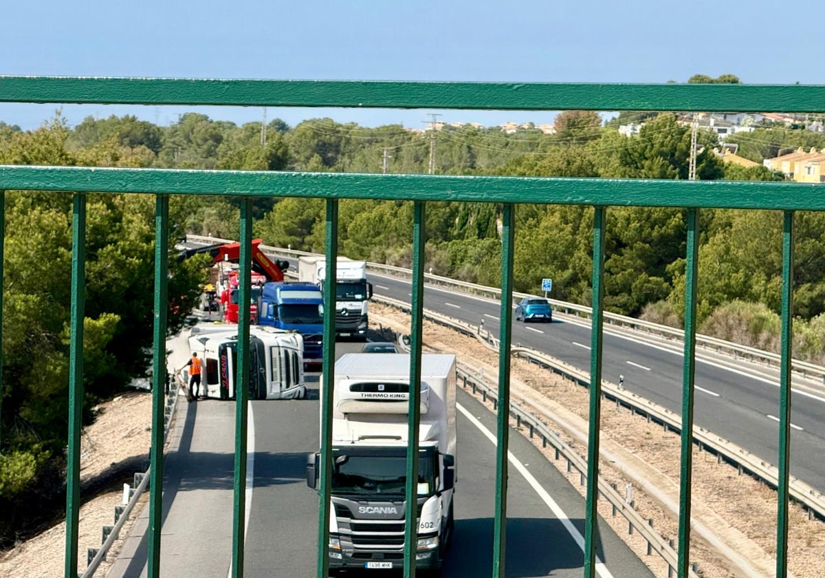 Imagen principal - El accidente entre dos camiones junto a Benidorm convierte la AP-7 en una ratonera para miles de alicantinos
