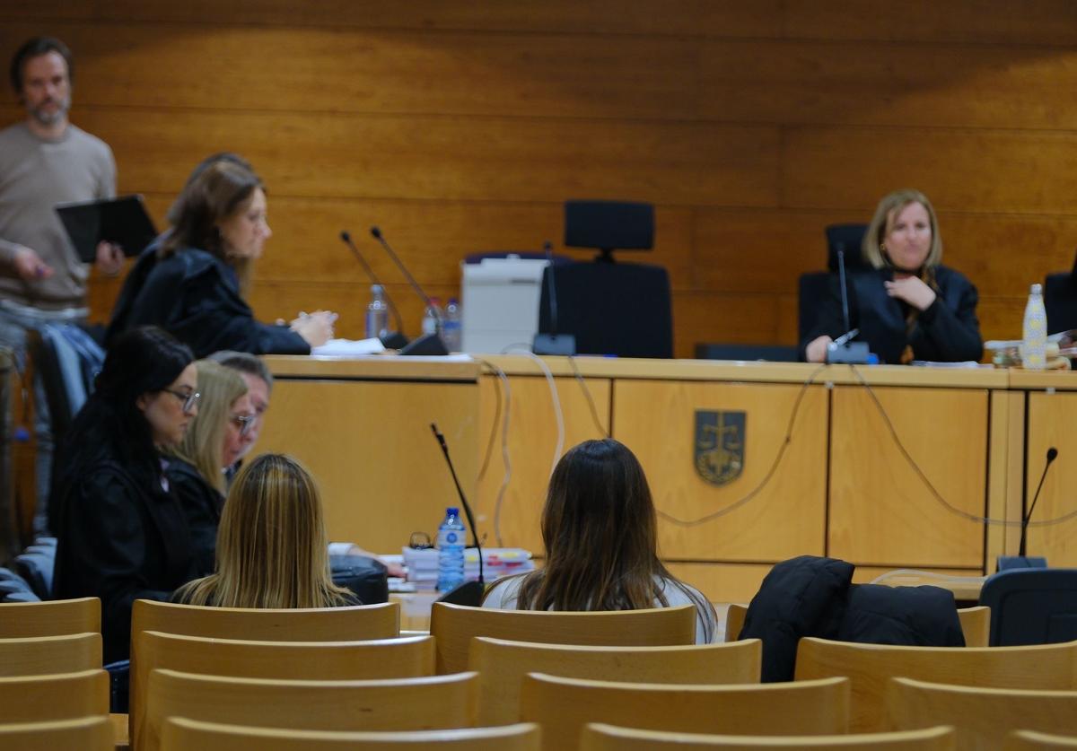Imagen principal - Condenan por negligencia a las dos médicas del caso del niño muerto en Petrer tras acudir cinco veces a Urgencias