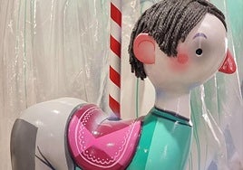 Uno de los ninots de Sèneca-Autobusos.