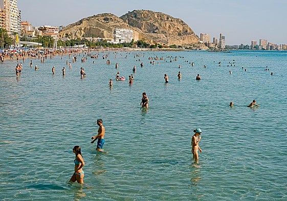 Bañistas en la playa del Postiguet de Alicante.