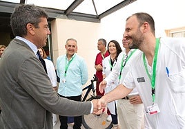 El president Carlos Mazón en su visita al Hospital de Sant Vicent con ocasión del 60 aniversario del centro.
