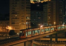 Un tranvía doble en servicio nocturno.