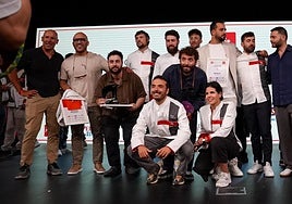Los propietarios, Raquel Perramón y Gonzalo Infante, junto a otros galardonados.
