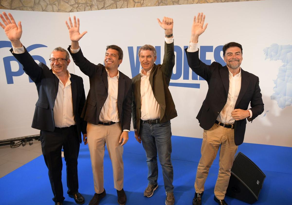 Toni Pérez, Carlos Mazón, Alberto Núñez Feijóo y Luis Barcala saludan en el acto celebrado este martes en Alicante.