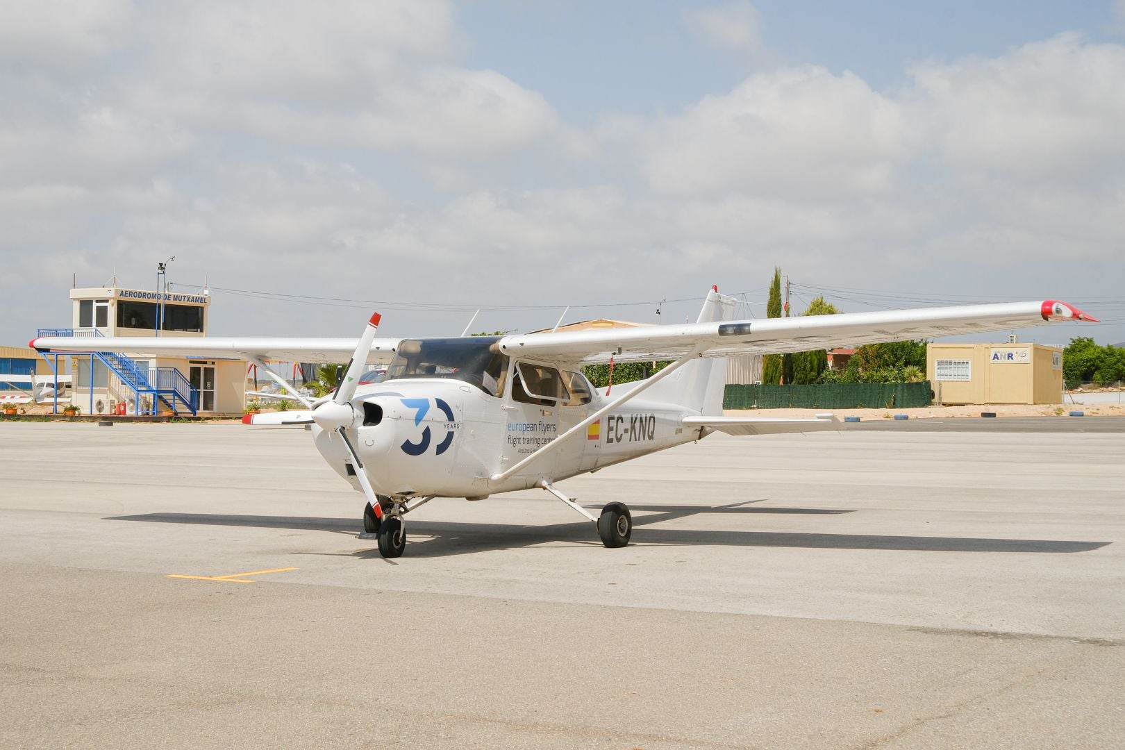 Helicópteros, simuladores y aviones en la escuela de pilotos de Alicante