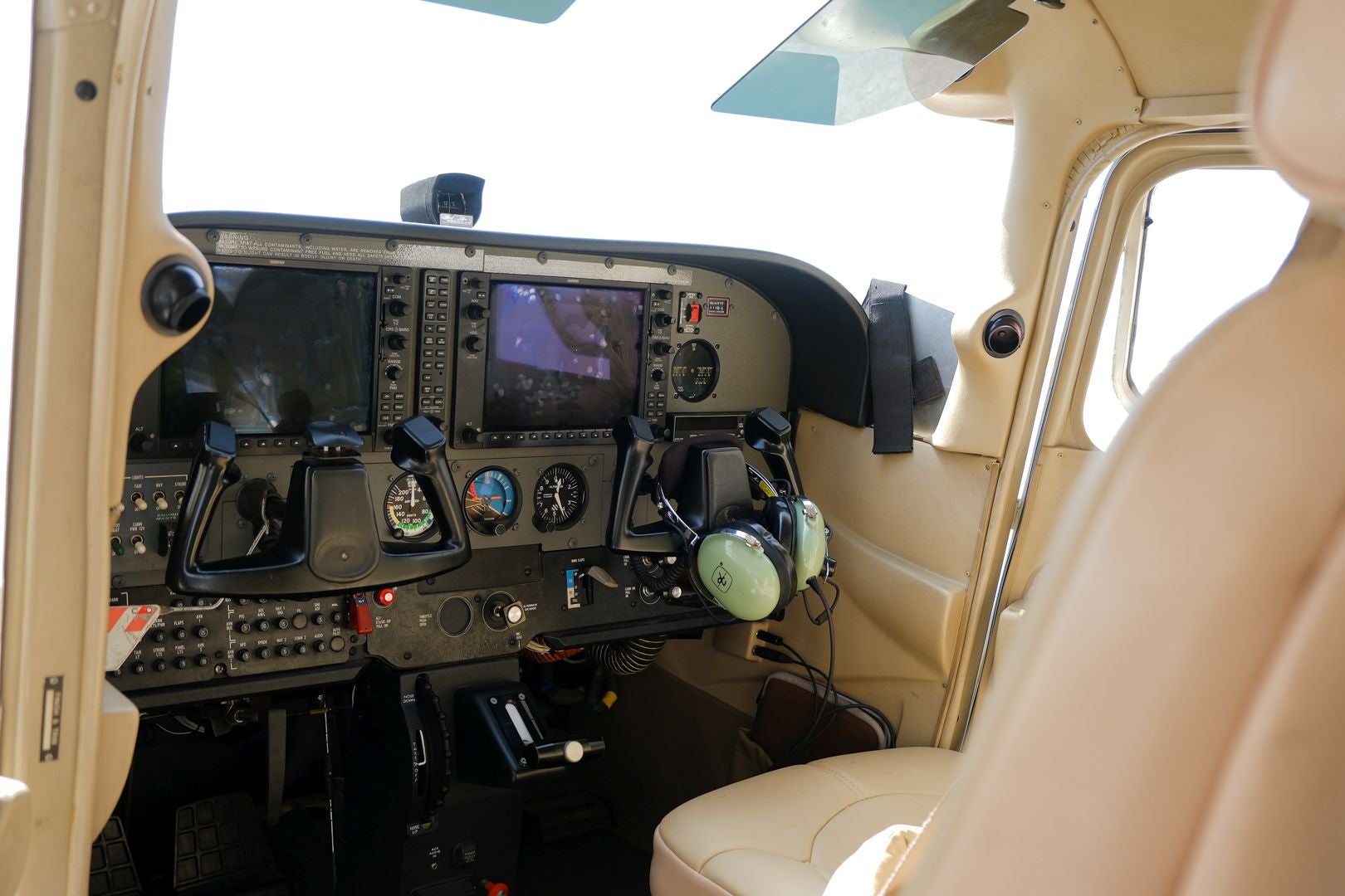 Helicópteros, simuladores y aviones en la escuela de pilotos de Alicante