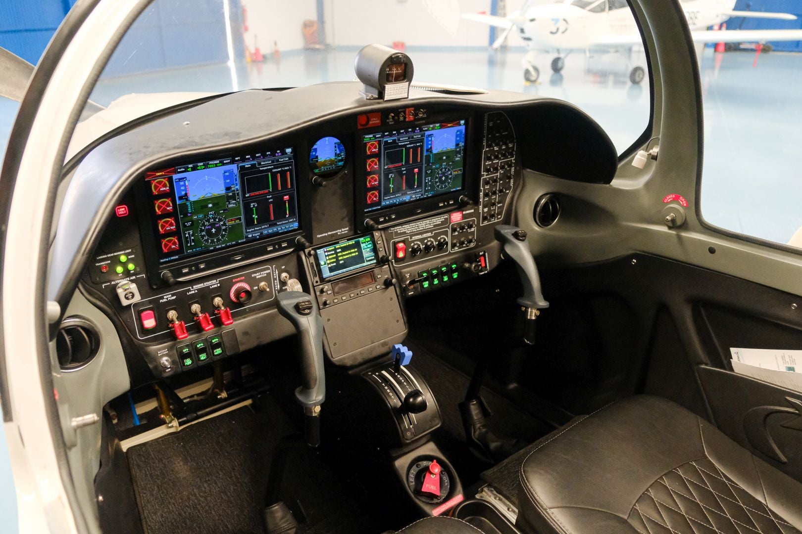 Helicópteros, simuladores y aviones en la escuela de pilotos de Alicante