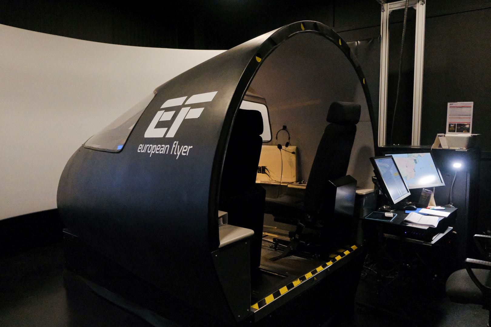 Helicópteros, simuladores y aviones en la escuela de pilotos de Alicante