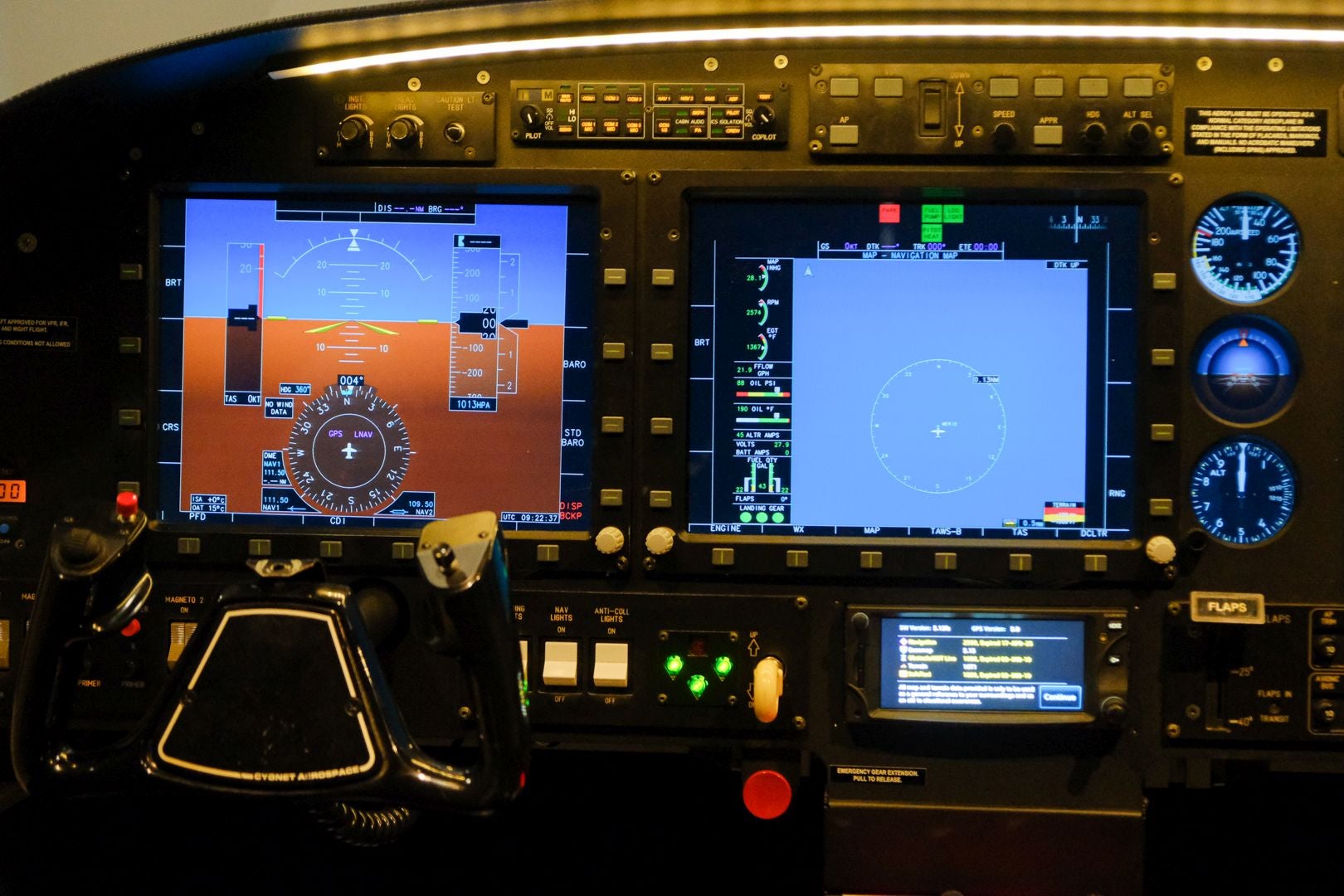 Helicópteros, simuladores y aviones en la escuela de pilotos de Alicante