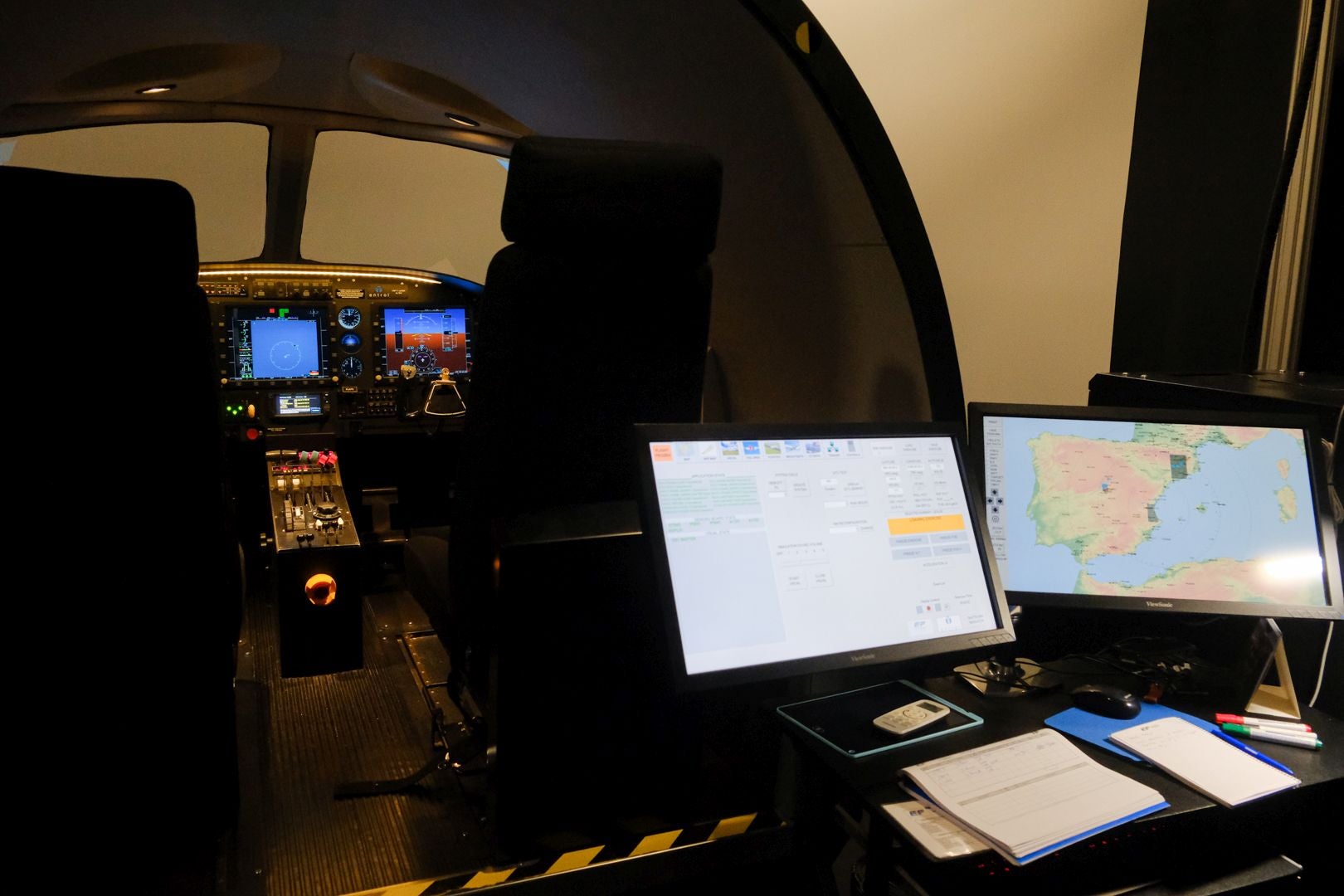 Helicópteros, simuladores y aviones en la escuela de pilotos de Alicante