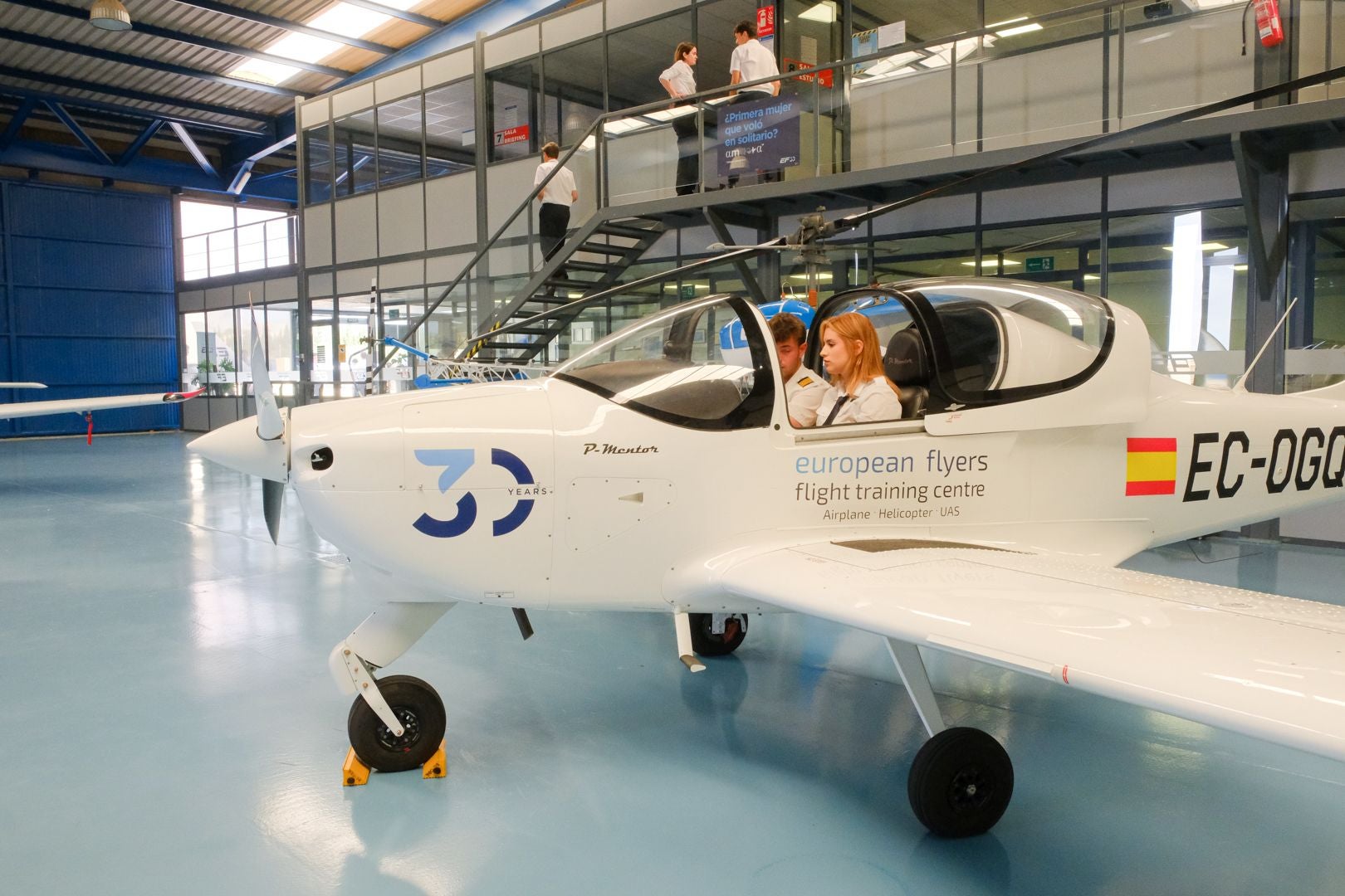 Helicópteros, simuladores y aviones en la escuela de pilotos de Alicante