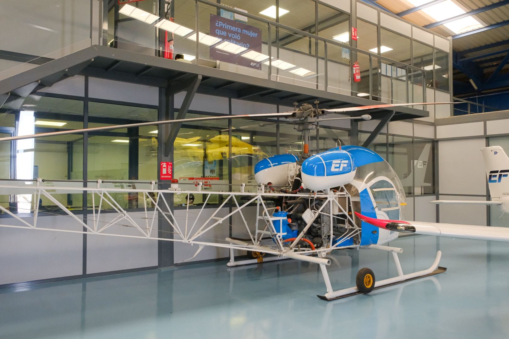 Helicópteros, simuladores y aviones en la escuela de pilotos de Alicante