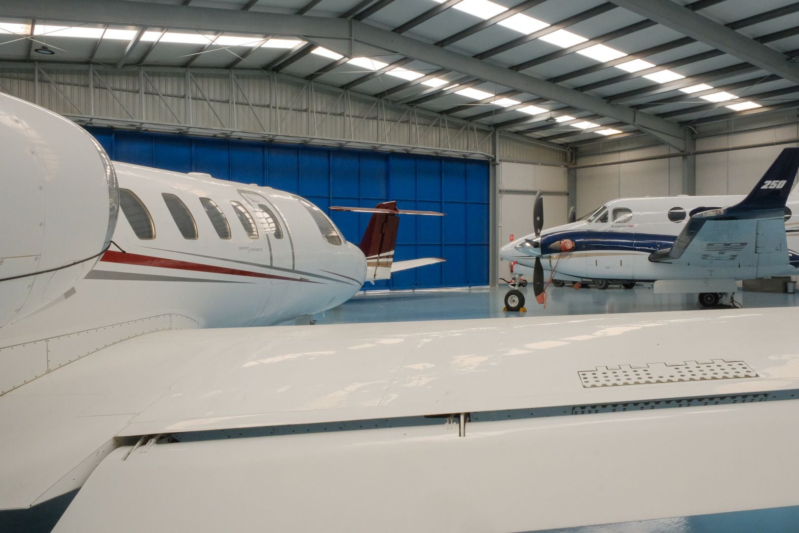 Helicópteros, simuladores y aviones en la escuela de pilotos de Alicante