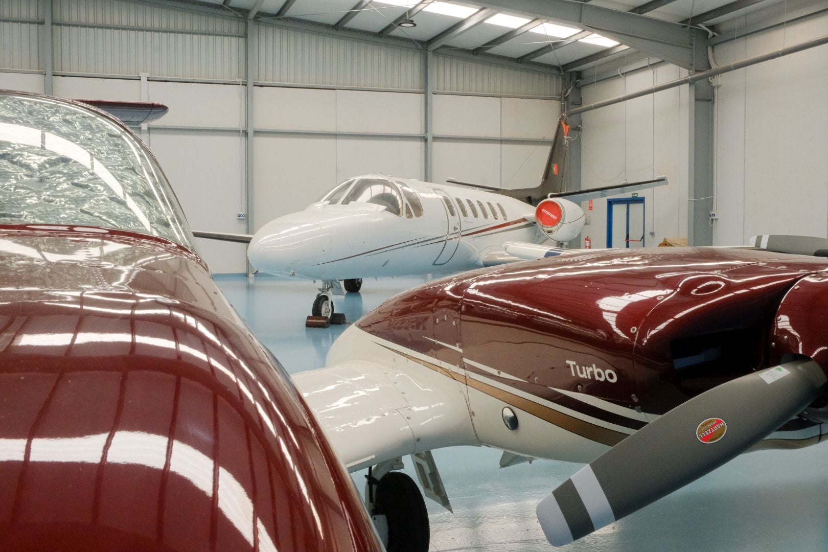 Helicópteros, simuladores y aviones en la escuela de pilotos de Alicante