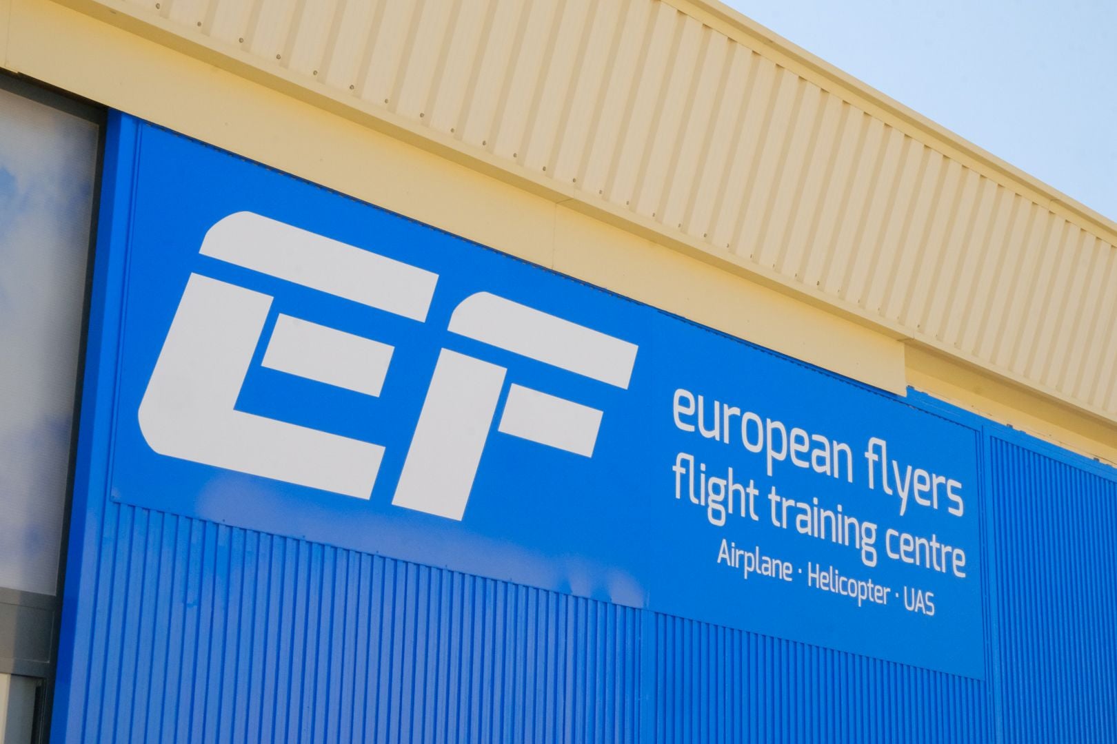 Helicópteros, simuladores y aviones en la escuela de pilotos de Alicante