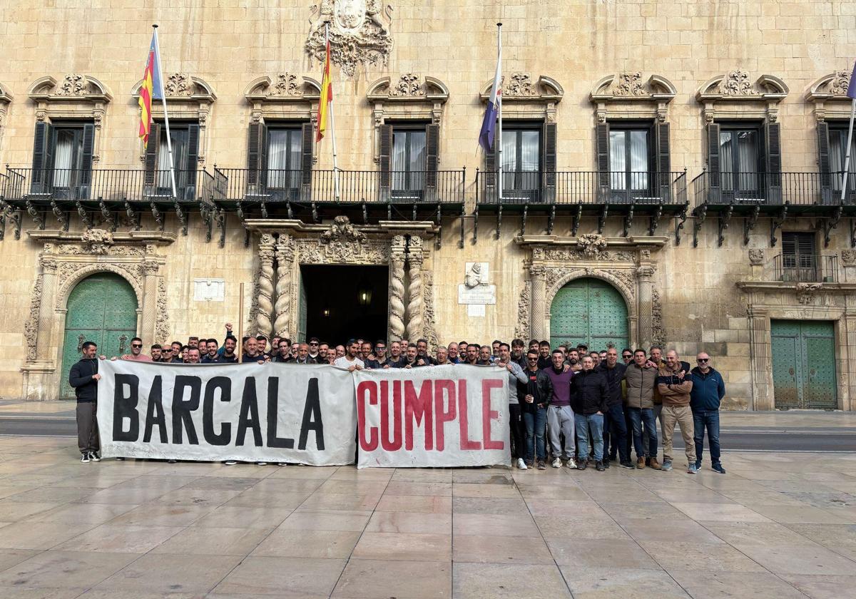 Concentración de los bomberos en la plaza del Ayuntamiento.