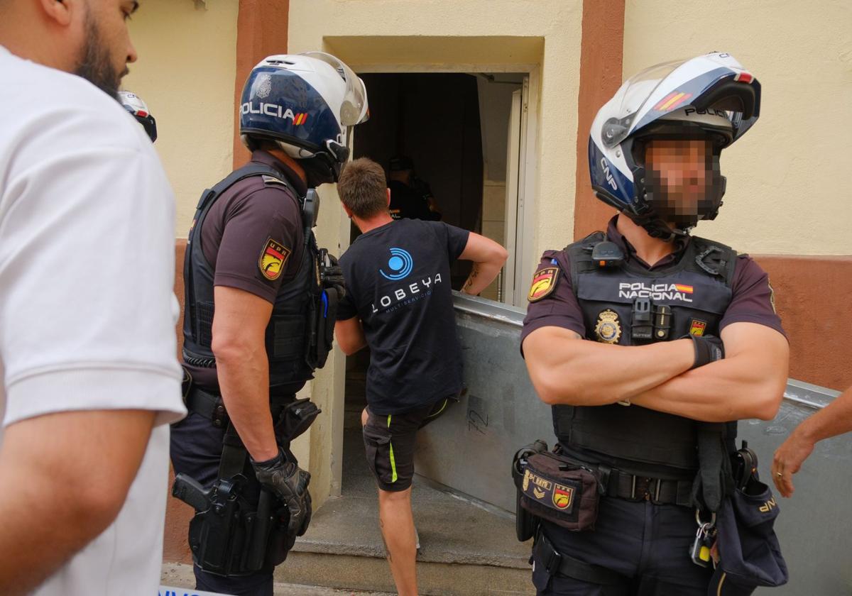 Vivienda desaloja a una pareja y su hijo de tres años en Alicante por okupar un piso social