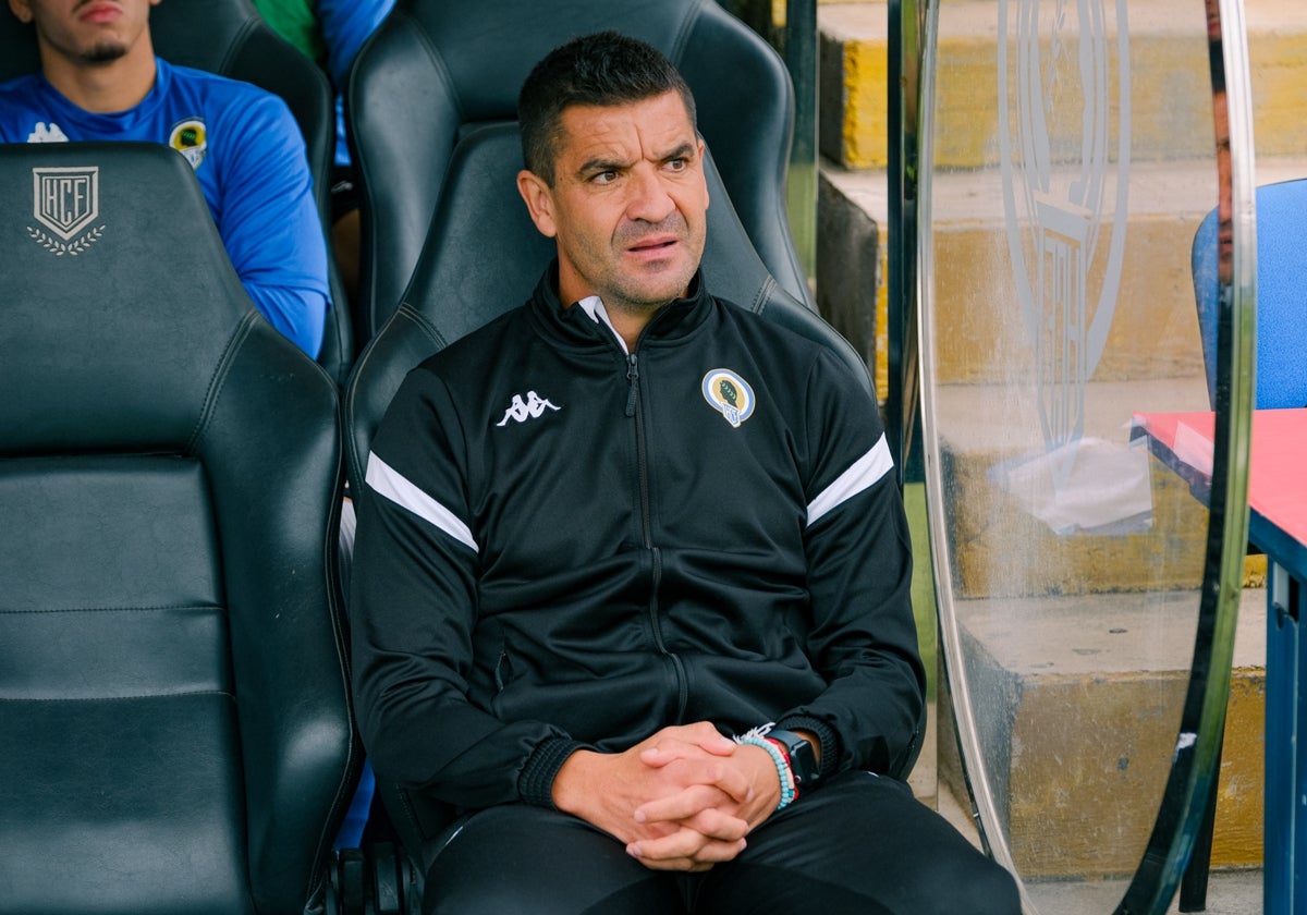 Rubén Torrecilla, seated on the bench at Rico Pérez.